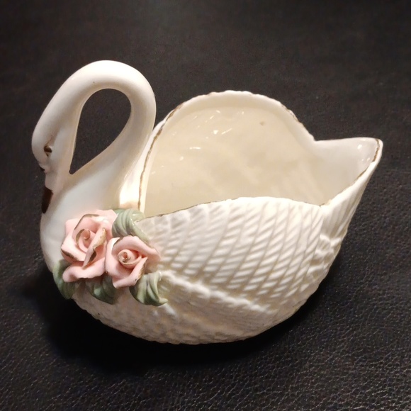 Other - Antique/ Vintage swan, beautiful bone china, gold trim